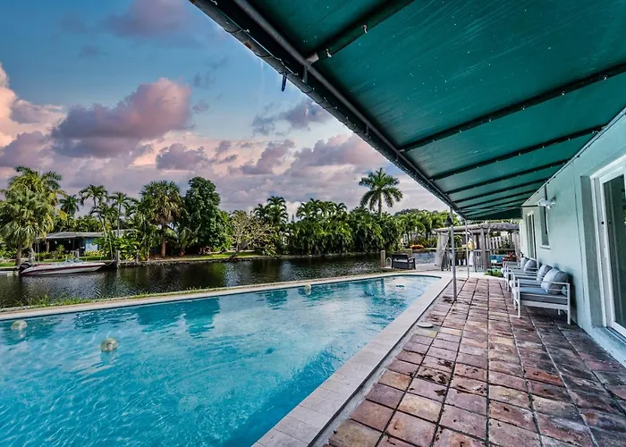 Central Waterfront Villa Salt Wtr Pool Near Beach